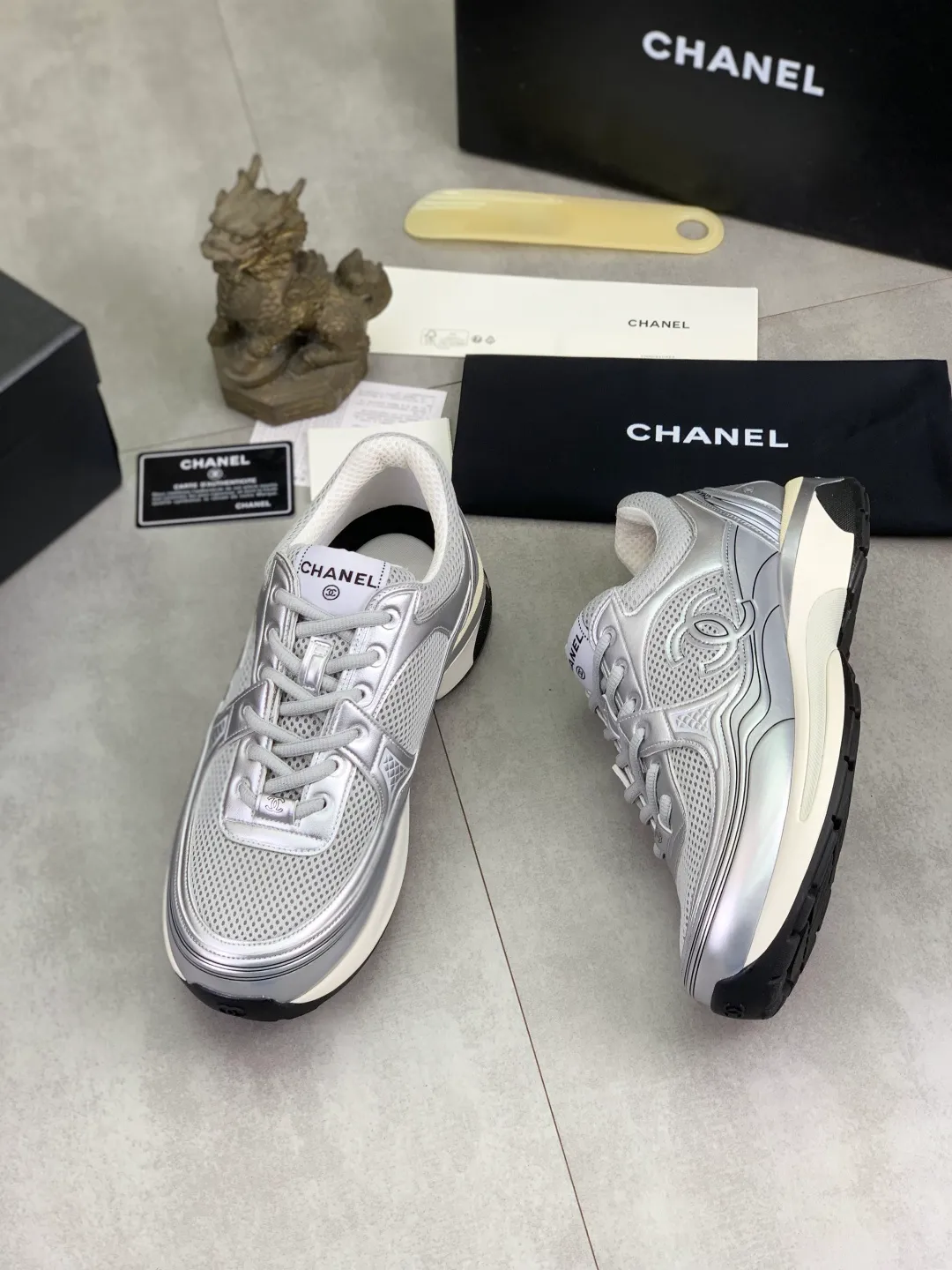 Men's Men's Shoes P620 New Chanel Chanel 25K Silver Horn Golden Horn King Casual Sports Shoes Original purchase and development Made by Xiaoxiang C Home Another super popular item in the counter, loved by Internet celebrity bloggers and ladies, various praises on social platforms, super popular, textured, breathable and super spring and summer. Seeing this issue always arouses the inner desire of fashion among girls. The latest suede material, classic black and white color, full of fashionable feeling on the feet. Easy to take care of, exquisite packaging at the delivery counter🛍📦 ▪️Fabrics: Original customized imported cowhide + mesh ▪️Inner lining: Customized imported breathable mesh ▪️Sole: Original molded rubber foam material ▪️Sole thickness: 4.5CM ▪️Size: 38-44